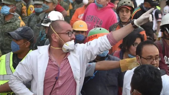 Rescatistas, militares, médicos, vecinos: todos trabajando juntos para rescatar a las víctimas atrapadas.