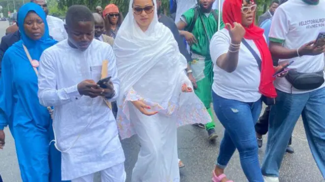 Natasha nigba to n fi ẹsẹ rin wọle