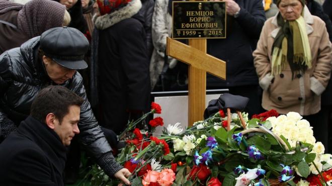 Илья Яшин возлагает цветы на могилу Бориса Немцова