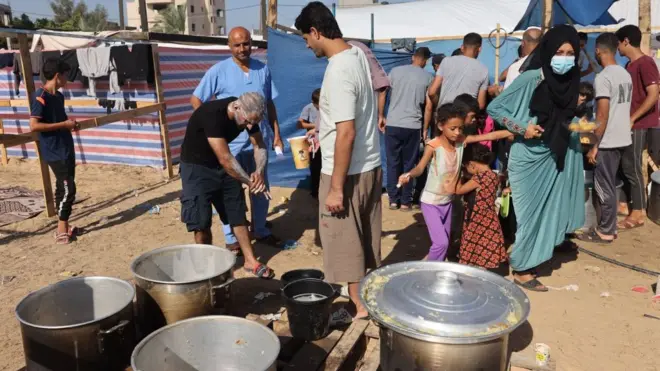 يعاني سكان غزة من نقص حاد في الغذاء والمياه والوقود