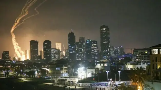 आयर्न डोमने इराणी क्षेपणास्त्रांना रोखण्याचा प्रयत्न केला (तेल अवीव)