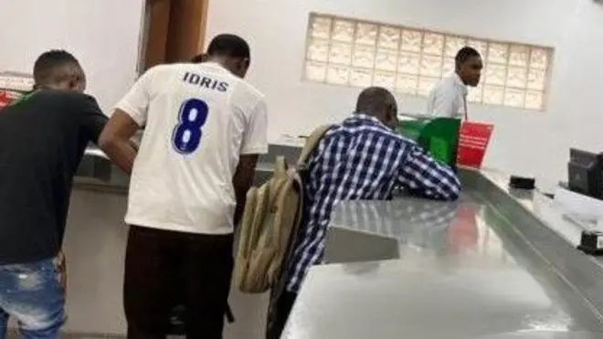 Awọn onibara wa nile ifowobamọ kan