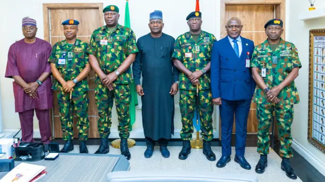 Aworan minisita fun abo pẹlu awọn olori ẹka ologun ati ileeṣẹ alaabo gbogbo.