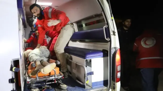 Спасатели увозят пострадавших в результате авианалета на Идлиб