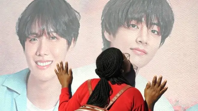 BBC가 완벽한 케이팝 팬이 되는 방법을 알아보기 위해 영국에서 열린 BTS 콘서트 현장으로 향했다