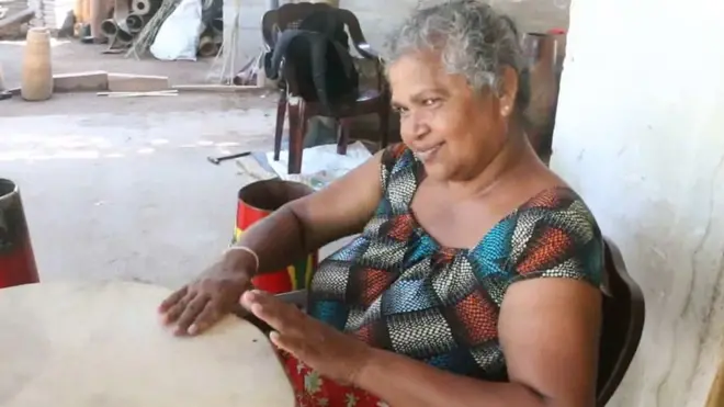 'මම මේ රබාන විතරයි මේ පාර හැදුවේ.රබන් හැදිල්ල කරන්න බැහැ.ලී කඳන් නැහැ,හම් නැහැ.ඉතින් කොහොමද රබානක් හදල විකුණන්නේ?'