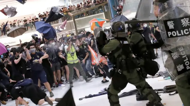 7月14日香港民众与警方在购物商场起严重肢肢体冲突。