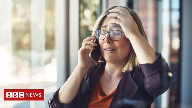 غرفة أخبار كورونا: هل يُخيَّر البريطانيون بين خسارة وظائفهم أو صحتهم؟