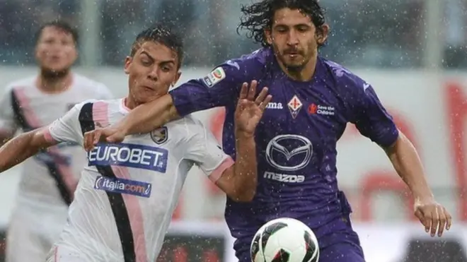 الإصابات أثرت كثيرا على حجازي (يمينا) خلال احترافه في فيورنتينا الإيطالي بين عامي 2012 و2015