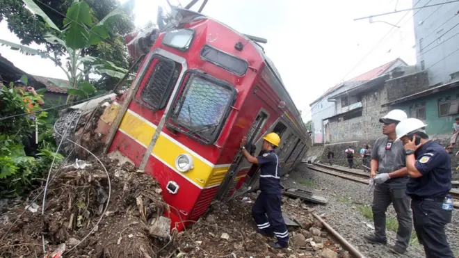 Petugas PT KAI mengevakuasi KRL Commuter Line 1722 yang anjlok di pintu perlintasan Kebon Pedes, Tanah Sareal, Kota Bogor, Jawa Barat, Minggu (10/03).