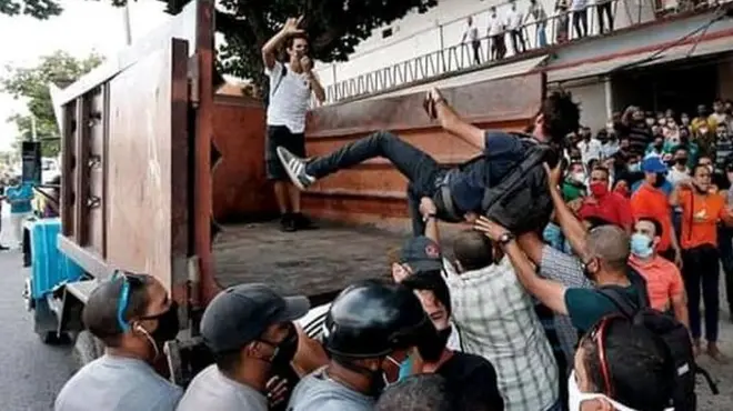 Una de las protestas del domingo ocurrió frente al Instituto Cubano de Radio y Televisión en La Habana.