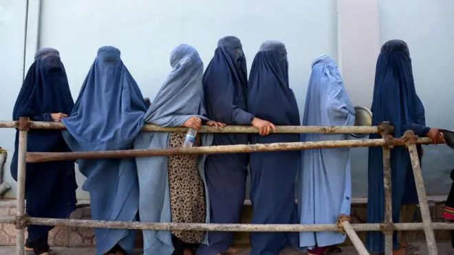 د ملګرو ملتونو په رپوټ کې ویل شوي چې کورنیو پر ښځو له خپلې ډلې خپلسري محدودیتونه هم لګولې دي.