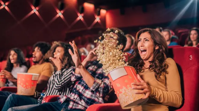 Personas en el cine viendo una películabetboo twitter girişmiedo.