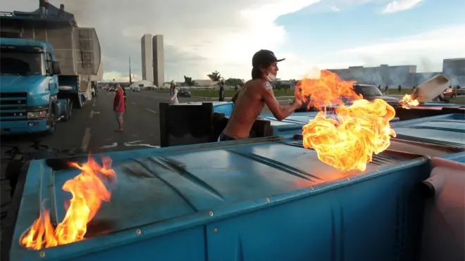 Manifestantes protestam contra governo Temer nos arredores do Congresso,slot blue wizardBrasília