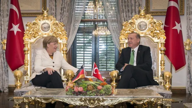 Türkiyə Prezidenti Recep Tayyip Erdoğan (sağda) Almaniya Kansleri Angela Merkel (solda) ilə şəxsən problemi olmadığını deyib.