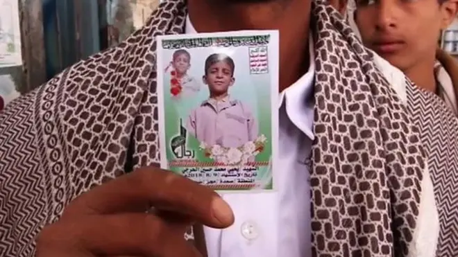 في شهر آب/أغسطس الماضي قتل عشرات من طلاب مدرسة في اليمن باستهداف حافلة كانت تقلهم. وشنت الغارة طائرة تابعة للتحالف بقيادة السعودية.