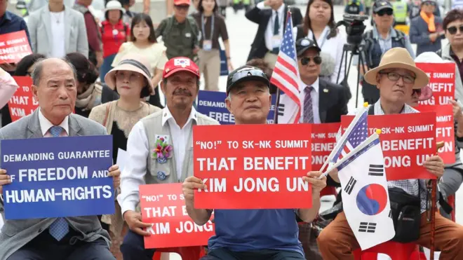 남북정상회담이 열린 18일 오후 프레스센터가 마련된 동대문디자인플라자 앞에서 북한 인권단체와 보수시민단체 등이 집회를 했다