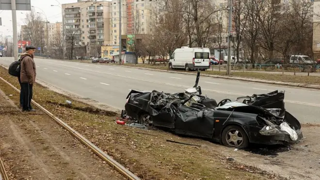 युक्रेनमा रुसी ट्याङ्कले कारलाई कुल्चिएर हिँड्यो