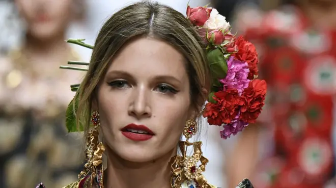 На показах Dolce & Gabbana модели часто выступают в образе соблазнительниц