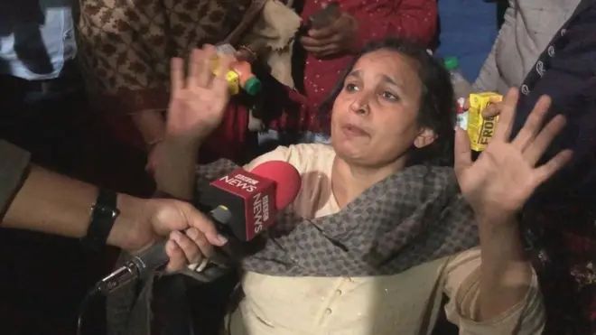 हौज़ रानी में सीएए का विरोध कर रही महिला