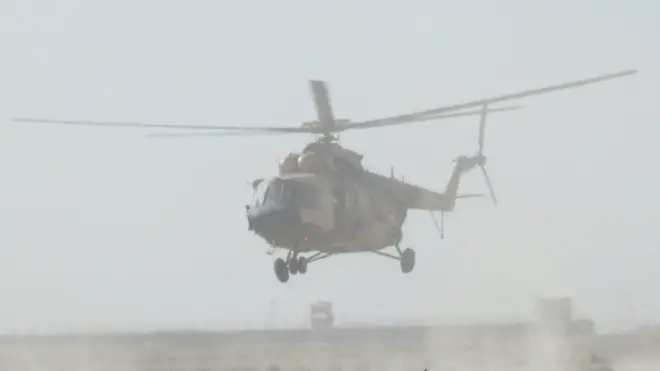 هلیکوپتر ارتش برای نیروهای گیر مانده در محاصره طالبان مهمات و مواد خوراکی انتقال داده بود (عکس آرشیوی ارتش)