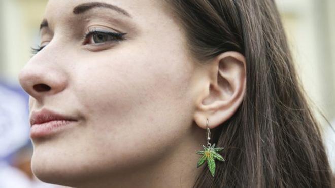 Mulher com brincobingos online gratisformatobingos online gratisfolhabingos online gratismaconha