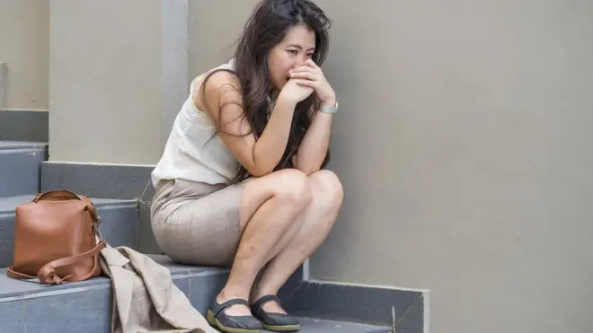 Los comportamientos que constituyen acoso incluyen discriminación a un compañero, humillaciones, ofensas, amenazas o incluso ridiculizarlo ante otras personas.