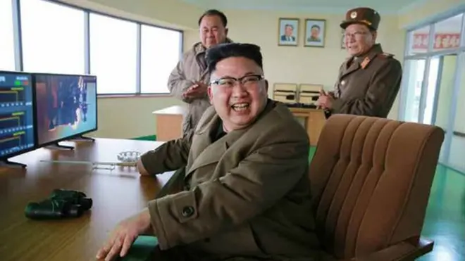 김정은 북한 노동당 위원장이 2017년 3월 18일 서해위성발사장에서 신형 고출력 로켓엔진 지상분출시험을 참관하고 있다