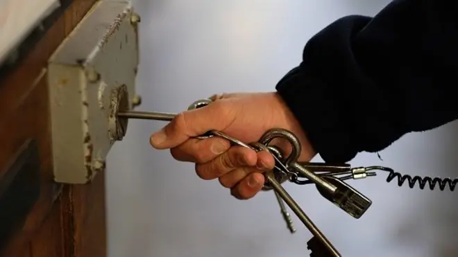 영국 교도소는 예산 삭감과 교도소내 폭력으로 위기를 맞았었다