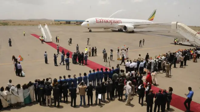 የኢትዮጵያ አየር መንገድ አውሮፕላን አሥመራ ሲደርስ