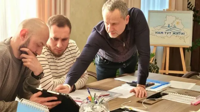 Мер міста Ігор Колихаєв (праворуч) запевняє, що місцева влада працює і не піддається на провокації окупанта