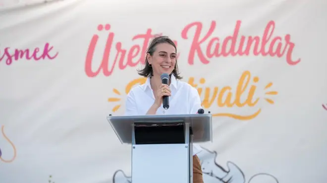 Üsküdar Belediye Başkanı Sinem Dedetaş kürsüde konuşma yapıyor.