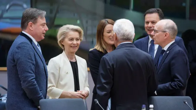 Takım elbiseli kadınlar ve erkekler