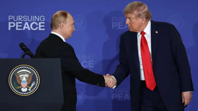 Путін та Трамп тиснуть руки