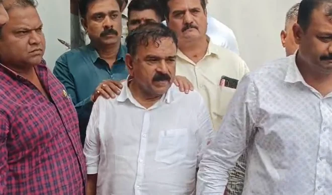 अशोक खरातचे महिला आयोगाच्या अध्यक्षा रूपाली चाकणकर ते अनेक बड्या राजकीय नेत्यांसोबतचे फोटो आणि व्हिडिओ समोर आल्याने आरोप-प्रत्यारोपांच्या फैरी सुरू झाल्या आहेत.