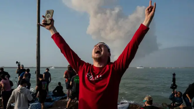 Starship'in fırlatmasını Texas'ta takip eden bir hayran