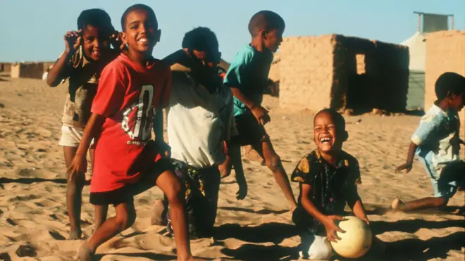 أطفال يلعبون في مخيم اللاجئين الصحراويين بالجزائر