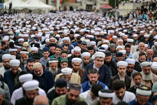 İsmailağa Cemaati'nin eski lideri Hasan Kılıç'ın 23 Nisan 2024'te İstanbul Fatih Camii'ndeki cenaze töreni 