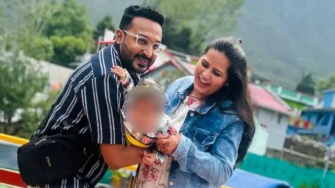 माता-पिता के साथ बच्ची