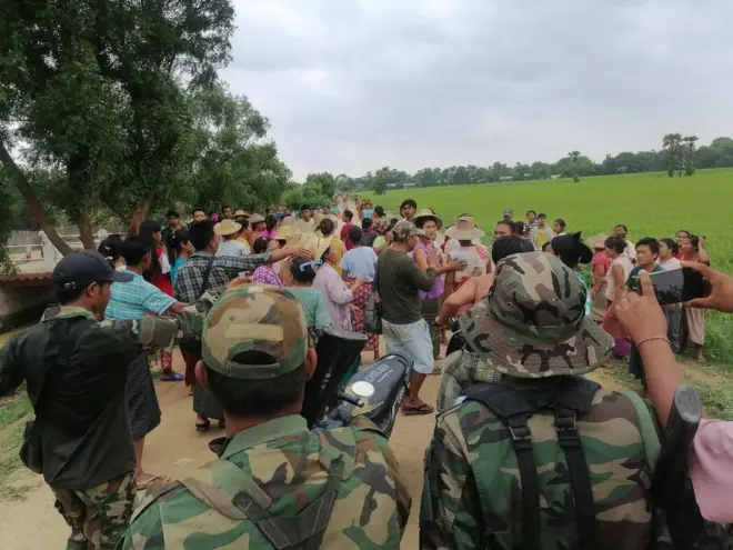 စစ်ဆေးဖို့ရောက်လာတဲ့ တပ်ရင်း ၁၂ နဲ့ ကျေးရွာဒေသခံတွေကြား အဆင်မပြေမှုဖြစ်ပွားခဲ့