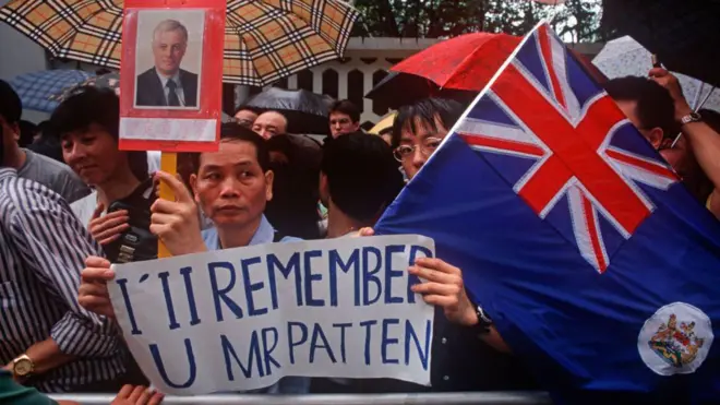 1997年6月30日,有市民手持最後一任港督彭定康的相片及「我會記得你,彭定康先生」字句的標語。