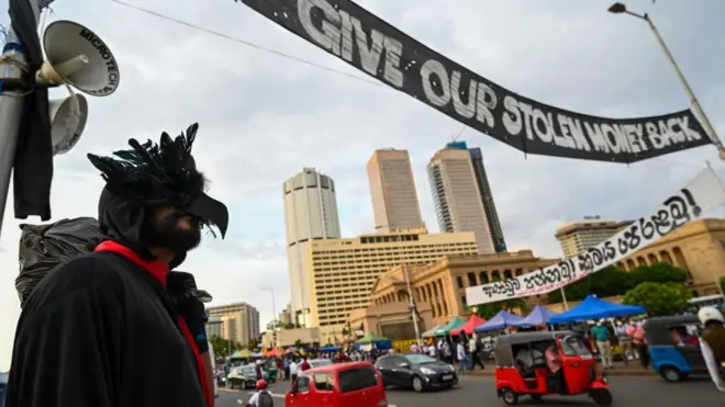 A protestor participates in an ongoing anti-government demonstration outside the President's office in Colombo on April 27,2022, demanding the resignation of President Gotabaya Rajapaksa over the country's crippling economic crisis