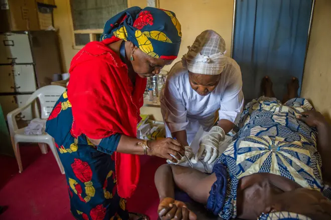 Foto of nurse wey dey give im patient injection for one Hospital in Gusau, Nigeria.
