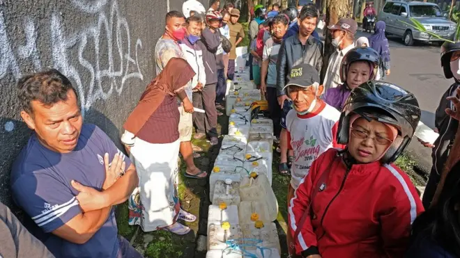 Sejumlah warga mengantre untuk membeli minyak goreng curah di sebuah agen penjualan minyak goreng di kota Temanggung, Jawa Tengah, Rabu (30/3/2022). Untuk dapat membeli minyak goreng curah seharga Rp15 ribu per liter, warga harus menunjukan fotokopi KTP dan hanya boleh membeli satu jeriken per orang.