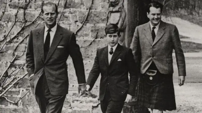 డ్యూక్ ఆఫ్ ఎడిన్‌బరాతో కలిసి గాడున్‌స్టన్‌కు వచ్చిన టీనేజీ చార్లెస్