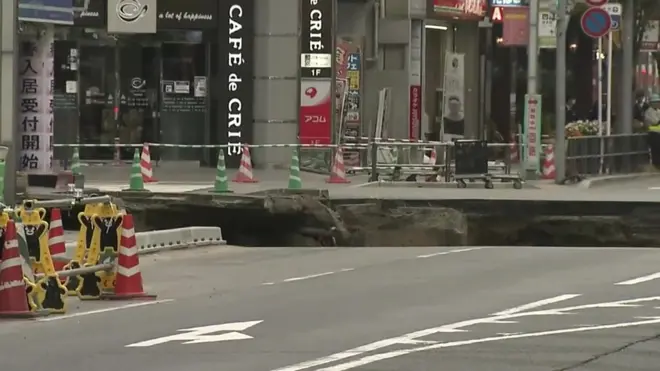 جاپان کے شہر فوکوکا کی سڑک پر اچانک نمودار ہونے والا تیس میٹر گہرا اور پندرہ میٹر چوڑا گڑھا۔