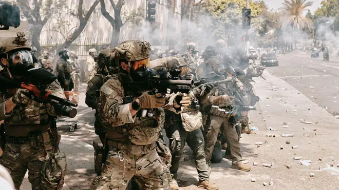 Agentes federales durante los enfrentamientos en las protestas contra redadas migratorias en Los Ángeles