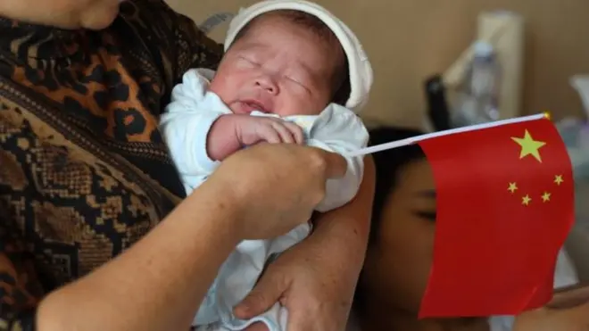 سنہ 1979 میں چینی حکومت نے ملکی سطح پر ایک بچے کی پالیسی کو نافذ کیا تا کہ تیزی سے بڑھتی ہوئی آبادی کو روکا جا سکے۔