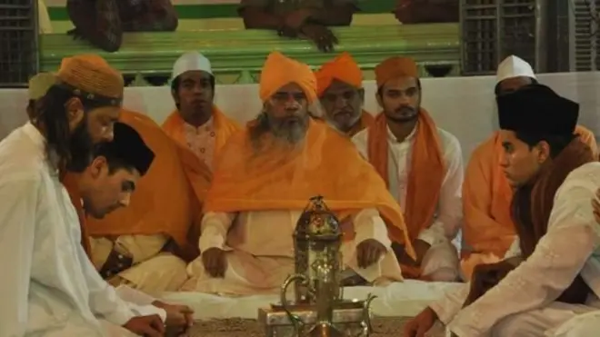 اجمیر میں خواجہ معین الدین چشتی کی درگاہ کے دیوان زین العابدین رضاکاروں کے ساتھ