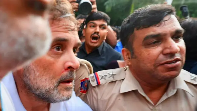 विरोधी पक्षनेते राहुल गांधी तसेच त्यांच्यासोबत पंतप्रधान नरेंद्र मोदींच्या घराबाहेर ठिय्या देणाऱ्या इंडिया आघाडीतील खासदारांना पोलिसांनी ताब्यात घेतलं आहे.